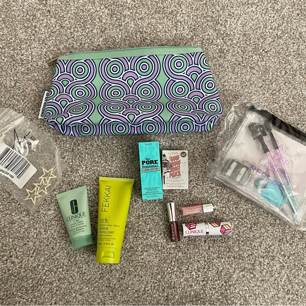10 piece - Clinique & Fekkai Skincare & Makeup w/ Patterned Bag & hair clip ⭐️